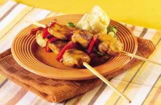 Anticuchos de pollo y pimiento al curry